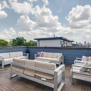 Modern Townhome, W/ Downtown Views, Rooftop Deck Only 6min To Broadway Holiday home